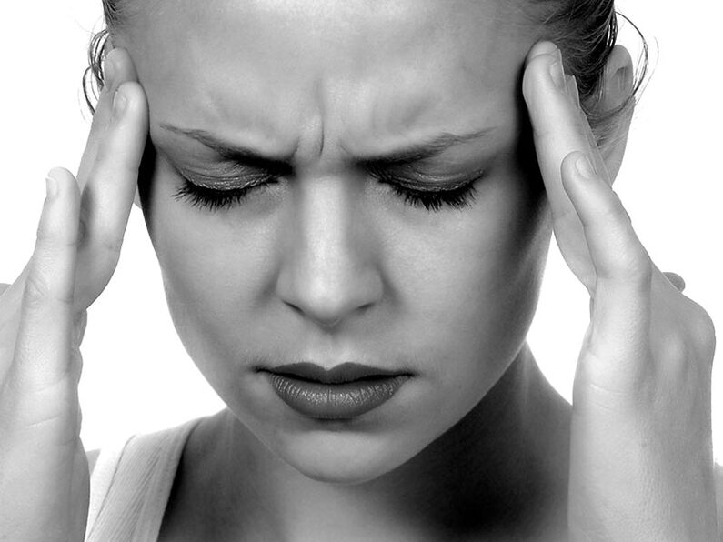 Nhức đầu là một trong những triệu chứng của bệnh thoái hóa đốt sống cổ. 
