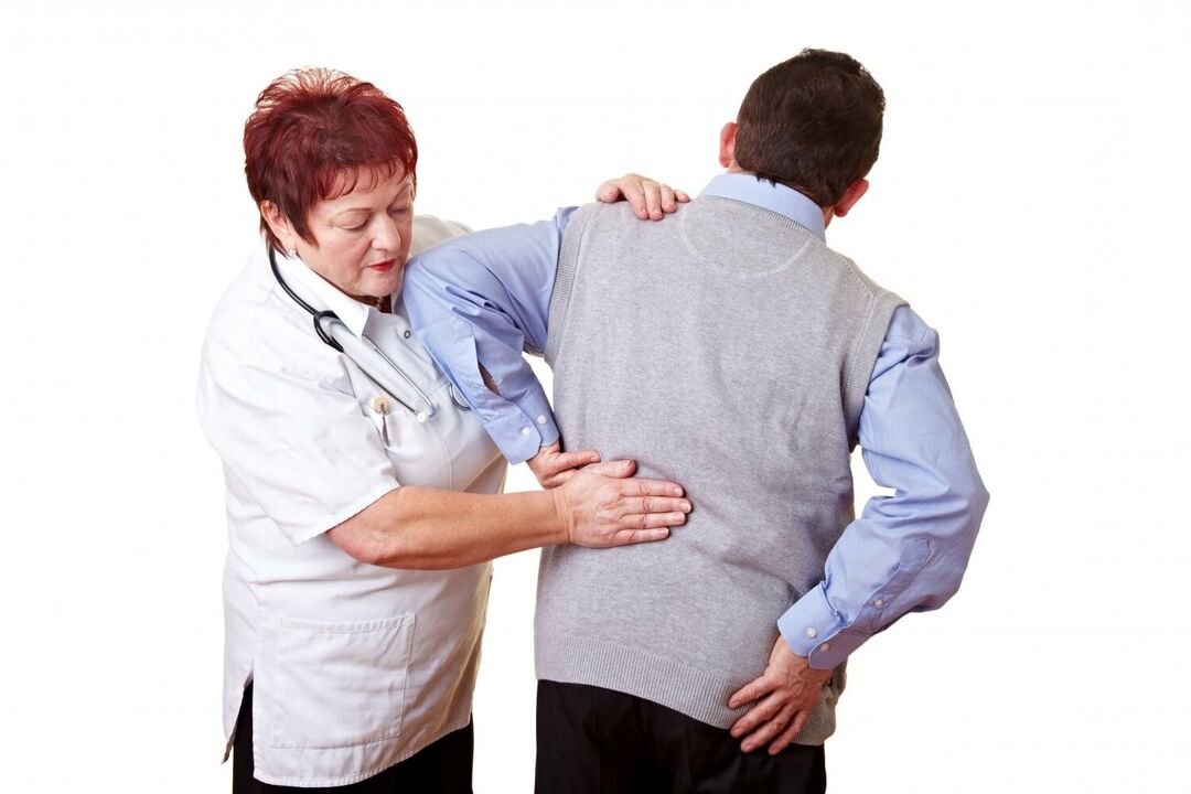 bác sĩ khám cho một bệnh nhân bị đau lưng