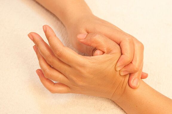 Các khớp ngón tay có thể được xoa bóp để giảm các triệu chứng. 