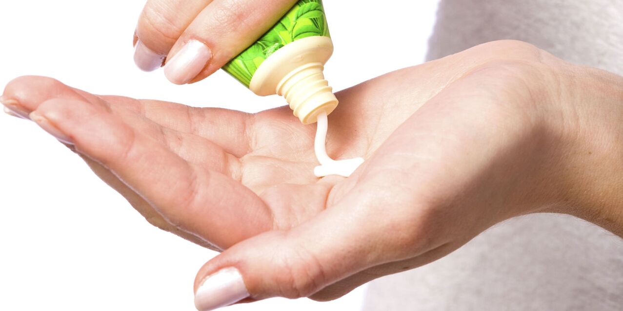 Thuốc mỡ chống viêm được sử dụng để giảm đau ở các khớp ngón tay. 