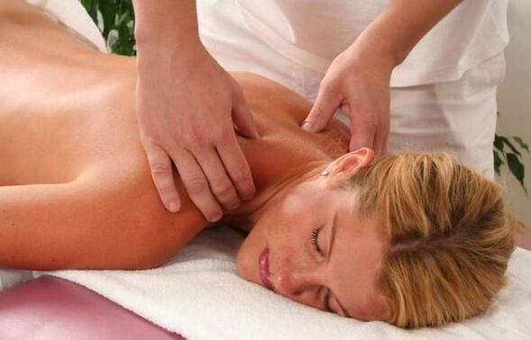 Xoa bóp cột sống cổ với bệnh xương khớp